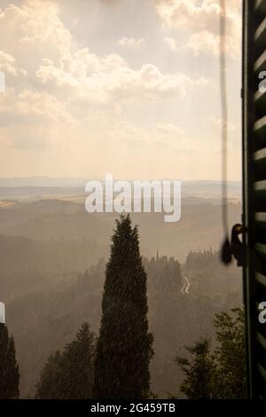 Schöne idyllische Sommerlandschaft von Toscana, Italien bei Regen. Blick durch das Fenster bei starkem Regen in Italien. Urlaub, Erholungsstimmung. Stockfoto