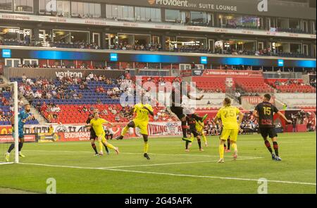 Harrison, NJ - 18. Juni 2021: Andres Reyes (4) von Red Bulls verteidigt sich während des regulären MLS-Spiels gegen den SC Nashville in der Red Bull Arena Stockfoto