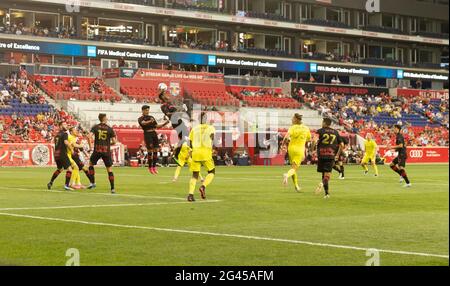 Harrison, NJ - 18. Juni 2021: Andres Reyes (4) von Red Bulls verteidigt sich während des regulären MLS-Spiels gegen den SC Nashville in der Red Bull Arena Stockfoto