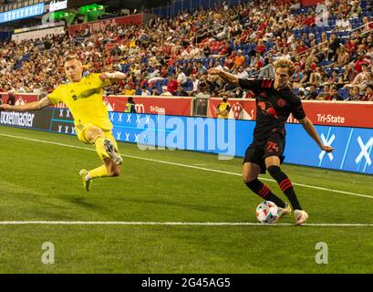 Harrison, NJ - 18. Juni 2021: Tom Barlow (74) von Red Bulls kontrolliert den Ball während des regulären MLS-Spiels gegen den SC Nashville in der Red Bull Arena Stockfoto