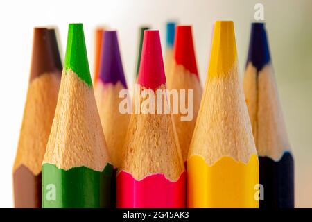 Farbstifte für Grafiken, die auf weißem Hintergrund isoliert sind. Stockfoto