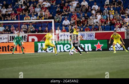 Harrison, NJ - 18. Juni 2021: Sean Davis (27) von Red Bulls kontrolliert den Ball während des regulären MLS-Spiels gegen den SC Nashville in der Red Bull Arena Stockfoto