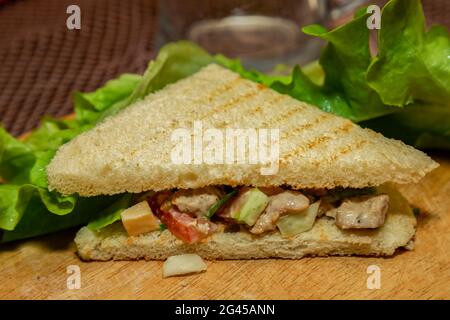 Landsandwich mit Huhn, Salat und Tomaten Stockfoto