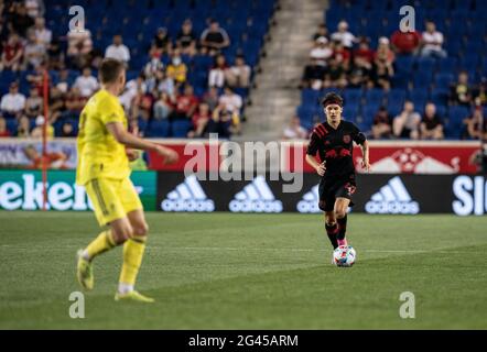 Harrison, NJ - 18. Juni 2021: John Tolkin (47) von Red Bulls kontrolliert den Ball während des regulären MLS-Spiels gegen den SC Nashville in der Red Bull Arena Stockfoto