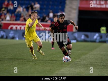 Harrison, NJ - 18. Juni 2021: Wikelman Carmona (19) von Red Bulls kontrolliert den Ball während des regulären MLS-Spiels gegen den SC Nashville in der Red Bull Arena Stockfoto