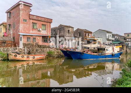 Die ländliche Straßenansicht des alten traditionellen Flussfischerdorfes auf Hainan in China Stockfoto