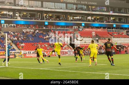 Harrison, Usa. Juni 2021. Andres Reyes (4) von Red Bulls verteidigt sich am 18. Juni 2021 während des regulären MLS-Spiels gegen Nashville SC in der Red Bull Arena in Harrison, NJ. Red Bulls gewann 2 - 0. (Foto von Lev Radin/Sipa USA) Quelle: SIPA USA/Alamy Live News Stockfoto