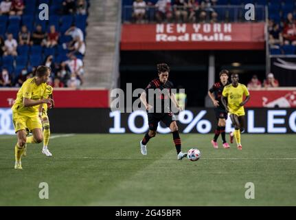 Harrison, Usa. Juni 2021. Caden Clark (37) von Red Bulls kontrolliert den Ball während des regulären MLS-Spiels gegen Nashville SC in der Red Bull Arena in Harrison, NJ am 18. Juni 2021. Red Bulls gewann 2 - 0. (Foto von Lev Radin/Sipa USA) Quelle: SIPA USA/Alamy Live News Stockfoto