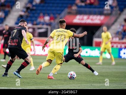 Harrison, Usa. Juni 2021. Hany Mukhtar (10) von Nashville kontrolliert den Ball während des regulären MLS-Spiels gegen New York Red Bulls in der Red Bull Arena in Harrison, NJ am 18. Juni 2021. Red Bulls gewann 2 - 0. (Foto von Lev Radin/Sipa USA) Quelle: SIPA USA/Alamy Live News Stockfoto