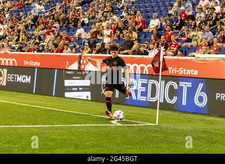 Harrison, Usa. Juni 2021. John Tolkin (47) von Red Bulls stellt sich während des regulären MLS-Spiels gegen Nashville SC in der Red Bull Arena in Harrison, NJ, am 18. Juni 2021 in die Ecke. Red Bulls gewann 2 - 0. (Foto von Lev Radin/Sipa USA) Quelle: SIPA USA/Alamy Live News Stockfoto