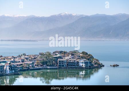 Die erstaunliche Aussicht auf den Erhai See und Shuangangzhen Stadt in China Stockfoto