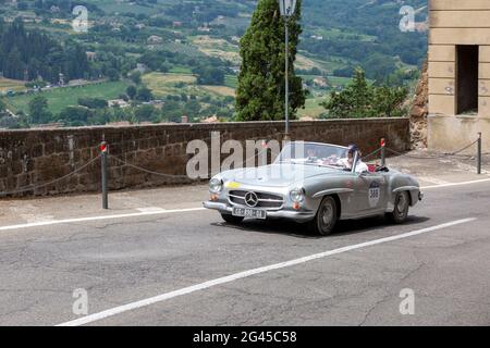 Orvieto, Italien. Juni 2021. Ein Mercedes-Benz 190 SL aus dem Jahr 1956 kommt in Orvieto an. Quelle: Stephen Bisgrove/Alamy Live News Stockfoto