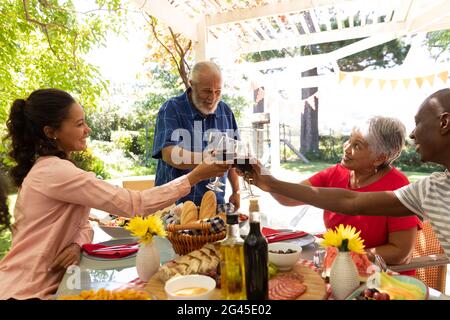 Familie gemeinsam am Tisch essen Stockfoto