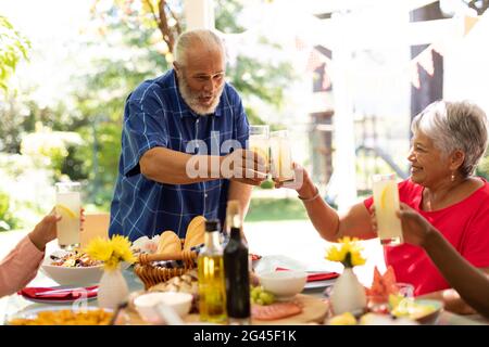 Familie gemeinsam am Tisch essen Stockfoto