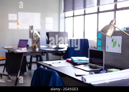 Leere Workstations in einer ungezwungenen, modernen Büro Stockfoto