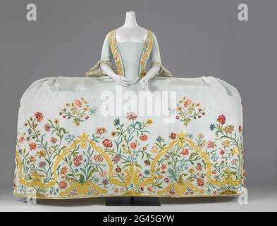 Kleid (Mantua) mit Zug. An ihrem Hochzeitstag 1759 trug Helena Slicher dieses Kleid mit einem Rock, der nicht weniger als zwei Meter breit war! Der Rock wird von großen Packtaschen getragen, die seitlich um die Hüften liegen. Ungewöhnlich ist, dass dieses Kleid zwei verschiedene Arten von Court Kleid kombiniert. Das Oberteil mit einem ‘Schwanz’ folgt dem englischen Hofkleid, einer mantua, während der lockere Zug vor allem auf dem Kontinent beliebt war. (Weitere Informationen finden Sie im Ordner.) Stockfoto