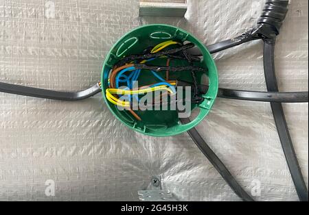 Elektrische Verdrahtung des Anschlusskastens, Installation, Verdrehen des Kastens durch einen Elektriker. Selektiver Fokus. Stockfoto