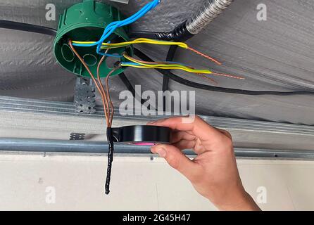 Elektrische Verdrahtung des Anschlusskastens, Installation, Verdrehen des Kastens durch einen Elektriker. Selektiver Fokus. Stockfoto