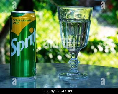 Auf diesem Foto Illustration Dose und Glas Sprite auf einem Marmortisch im Garten an einem Sommertag Stockfoto