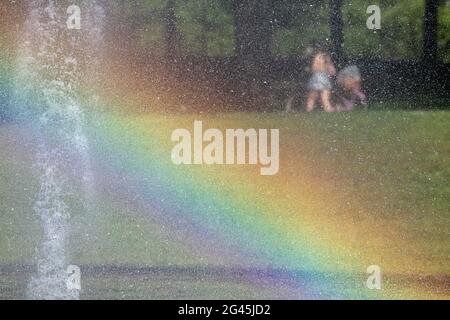 Hanau, Deutschland. Juni 2021. In einem Brunnen im Philippsruhe Palace Park taucht ein Regenbogen auf. Quelle: Sebastian Gollnow/dpa/Alamy Live News Stockfoto