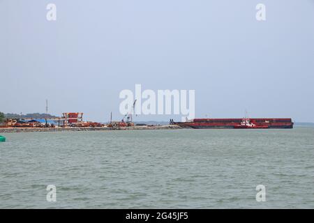 Containerschiff im Industriehafen im Import Export global Business logistic and Transport, Containerschiffe im Dock, Tanjung Pinang, Riau Islands Stockfoto