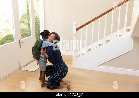 Gemischte Rasse Frau Abschied von ihrem jungen Sohn Stockfoto