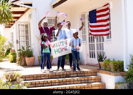 Afroamerikanische Familie der drei Generationen, die einen Soldaten begrüßt, der nach Hause zurückkehrt Stockfoto