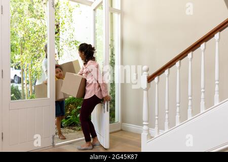 Das Paar und ihre Tochter kommen in ihr neues Zuhause Stockfoto