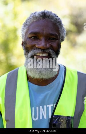 Porträt eines ehrenamtlichen älteren afroamerikanischen Mannes Stockfoto