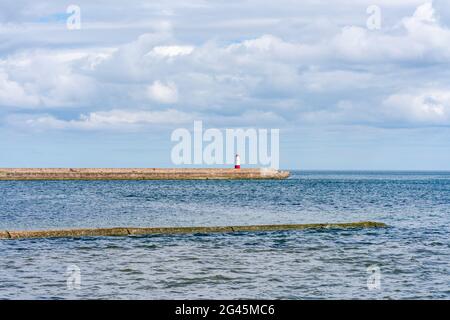 Blick auf den Leuchtturm von Berwick und den Pier an der Mündung des River Tweed in Berwick-upon-Tweed, Northumberland, Großbritannien. Stockfoto