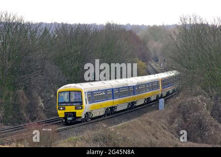 Ein Paar von NetWorker-Elektrogeräten, angeführt von 465013 in Connex South Eastern, führt nach Norden in Richtung der Hauptstadt Polhill. Stockfoto