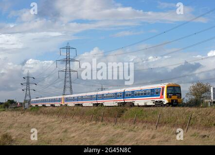 Ein Paar der elektrischen NetWorker-Einheiten der Klasse 465 mit den Nummern 465027 und 465191 befindet sich noch immer in Network Southeast Lackierung bei Milton Ranges in der Nähe von Chalk. Stockfoto