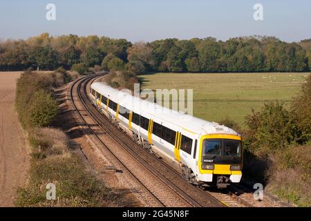 Ein von South Eastern Trains betriebenes NetWorker-Elektrotriebwerk der Klasse 465 mit der Nummer 465927 fährt an Charing in Kent vorbei. Stockfoto