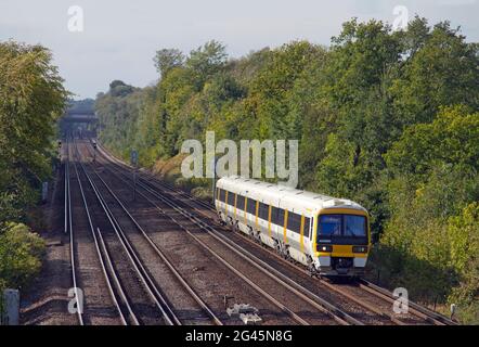 Ein von South Eastern Trains betriebenes NetWorker-Elektrotriebwerk der Klasse 465 mit der Nummer 465909 stellt einen Notbetrieb dar, der sich Swanley in Kent nähert. Stockfoto