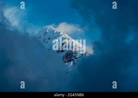 Schöne Landschaft des Gipfels des Mount Everest bedeckt mit Schnee unter den weißen Wolken Stockfoto