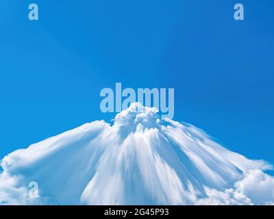 Abstrakte Illustration eines wolkigen Vulkans, der am blauen Himmel ausbricht. Stockfoto