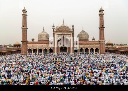 Tausende muslimische Männer bieten Eid-ul-fitr namaz im Masjid-i Jehan-Numa oder im Jama Masjid von Delhi an. Es ist eine der größten Moscheen in Indien, Stockfoto