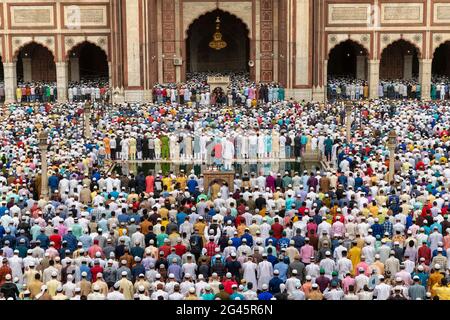 Muslimische Männer beten in Masjid-i Jehan-Numa, einer der größten Moscheen Indiens, um den Marmorbecken. Stockfoto