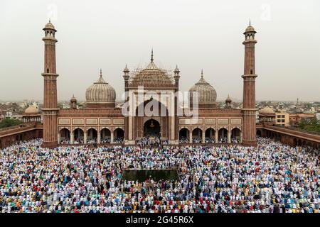 Tausende muslimische Männer bieten Eid-ul-fitr namaz im Masjid-i Jehan-Numa oder im Jama Masjid von Delhi an. Es ist eine der größten Moscheen in Indien, Stockfoto