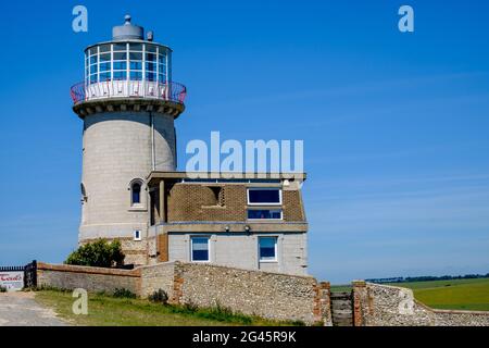 Staycation Idee. Der Belle Tout Lighthouse, ein stillgelegter Leuchtturm und britisches Wahrzeichen in Beachy Head, East Sussex, Eastbourne, England. Stockfoto