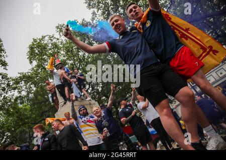 London, Vereinigtes Königreich . Juni 2021. Die schottische Fanparty „The Tartan Army“ auf dem Leicester Square vor dem England gegen Schottland Fußballspiel im Wembley Stadium Credit: Lucy North/Alamy Live News Stockfoto