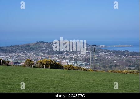 Wunderschöne helle Aussicht auf Killiney Hill und einen Teil von South Dublin von Ballycorus Lead Mines aus gesehen an einem sonnigen Tag, Ballycorus, Co. Dublin, Irland Stockfoto