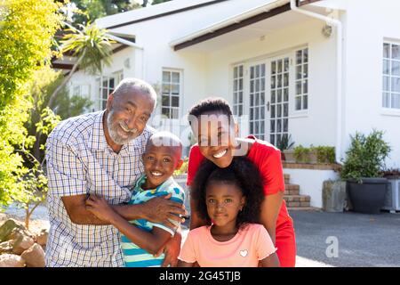 Ältere afroamerikanische Paar Zeit in ihrem Enkel und Enkelin im Garten Stockfoto