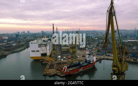 Sunrise Panorama Remontova Werft mit Schiffen angedockt. Danzig, Polen, Drohnenaufnahmen, Tageslicht. Stockfoto