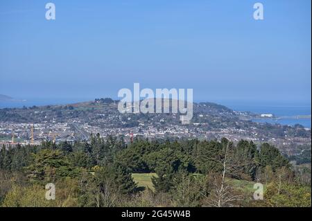 Wunderschöne helle Aussicht auf Killiney Hill und einen Teil von South Dublin von Ballycorus Lead Mines aus gesehen an einem sonnigen Tag, Ballycorus, Co. Dublin, Irland Stockfoto