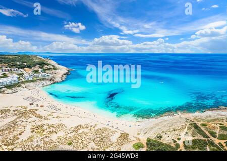 Luftaufnahme des Strandes von Cala Mesquida auf den Mallorca-Inseln, Spanien Stockfoto