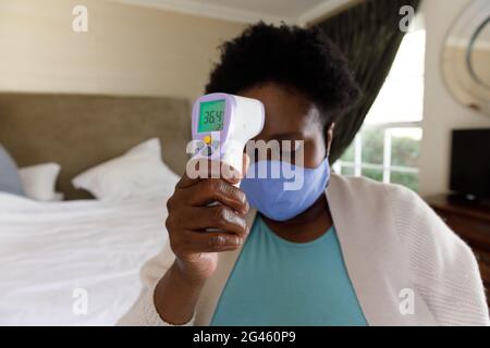 Ältere afroamerikanische Frau, die Zeit zu Hause verbringt Stockfoto