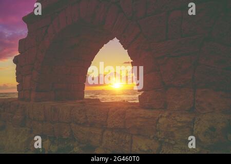 Überreste der alten römischen Wasserleitung in antiken Stadt Caesarea bei Sonnenuntergang. Israel. Stockfoto
