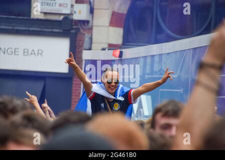 London, Großbritannien. Juni 2021. Schottland unterstützt auf dem Leicester Square. Tausende schottischer Anhänger versammelten sich im Zentrum von London vor dem Spiel der England-Schottland UEFA Euro 2020 im Wembley Stadium. Stockfoto