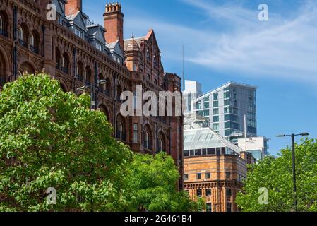 Das Midland Hotel und andere Gebäude im Zentrum der Stadt Manchester, England. Stockfoto